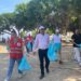 Erdinç Altıok, gönüllü gençlerle birlikte çöp topladı