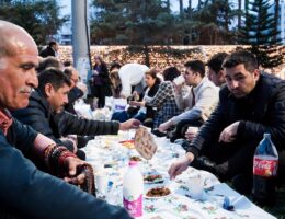 CHP ADANA İL ÖRGÜTÜ YERYÜZÜ SOFRASI İFTARI DÜZENLEDİ
