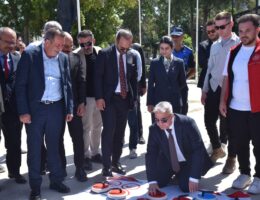 Gençlerin coşkusuna ortak oldu