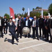 Gençlerin coşkusuna ortak oldu