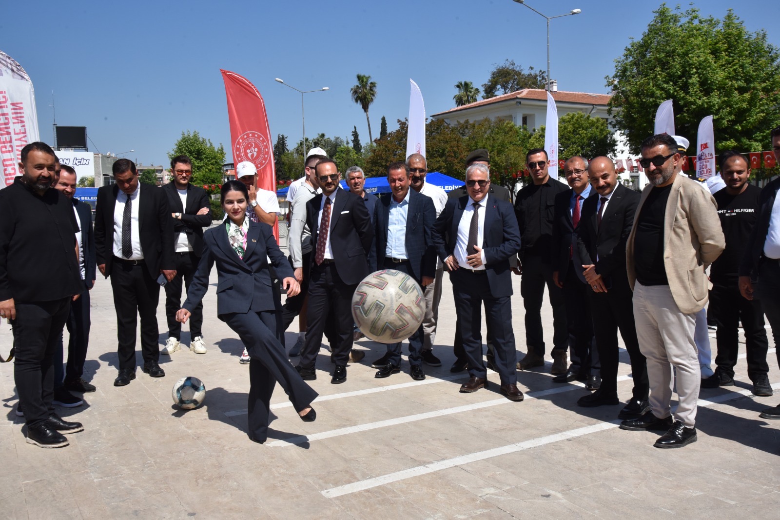Gençlerin coşkusuna ortak oldu